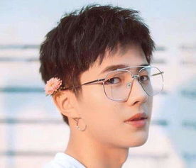 眾男神戴眼鏡 肖戰變化大，他卻讓網友直呼'心動的感覺'